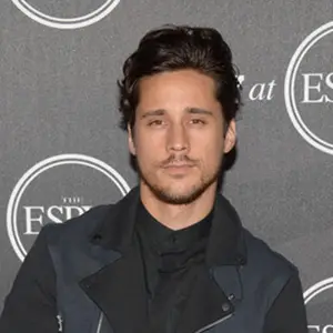 How tall is Peter Gadiot?